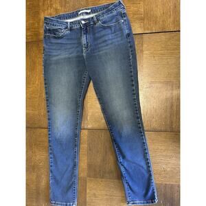 Levi's 711 Skinny Women’s Jean Size 31 Medium Wash Measures 32”x28.5”